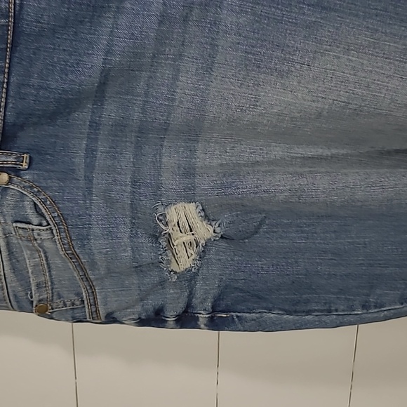 NWT Torrid Jeans Women's sz 30 Boyfriend Rolled Hem Crop Denim Jean - Picture 6 of 14